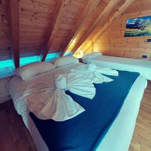 2 queen beds, 2 twin beds
