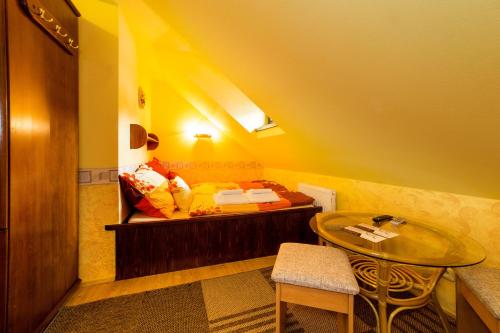 1 queen bed, 1 twin bed