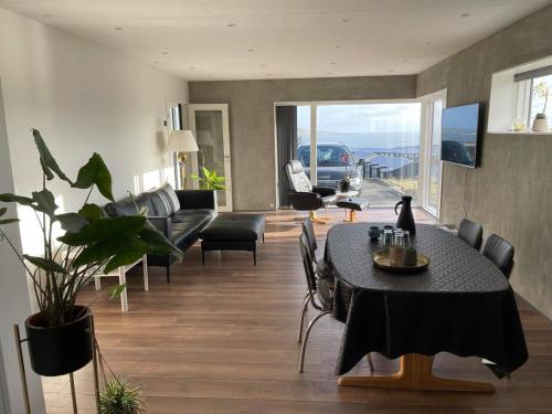 Παροχές, Modern Apartment With City & Oceanside View in Hoyvík