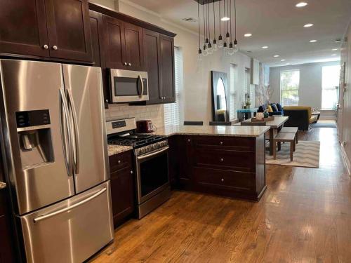 Trendy West Town Flat - 2 bed / 1.5 bath w parking in Chicago, USA