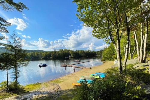 Spacious Family Lake & Ski House in 安特里姆 (NH)