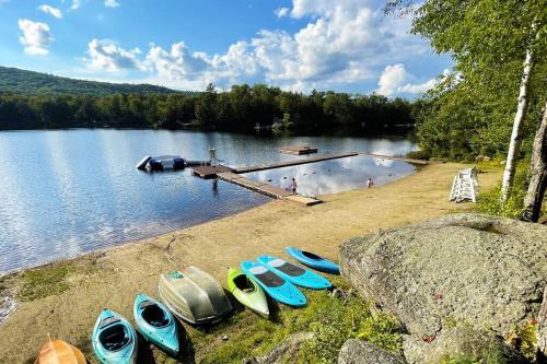Spacious Family Lake & Ski House in 安特里姆 (NH)