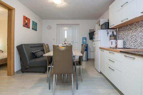 Apartments with a parking space Vir - 19113