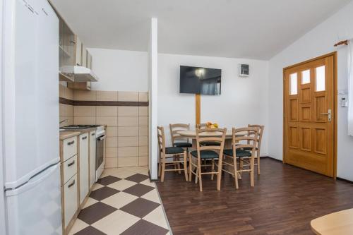 Apartments with a parking space Vir - 19114