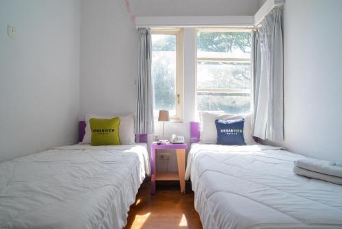 Superior Twin Room image 7