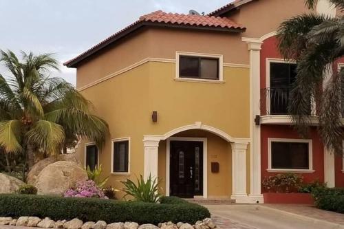 LUXURIOUS 3 BEDROOM HOUSE IN GOLD COAST photo 3