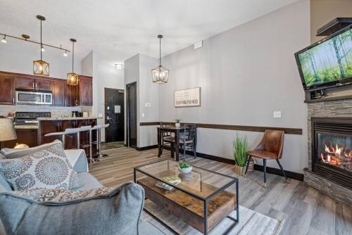 Apartment room in Nature's Nook by Instant Suites Pool & HotTub