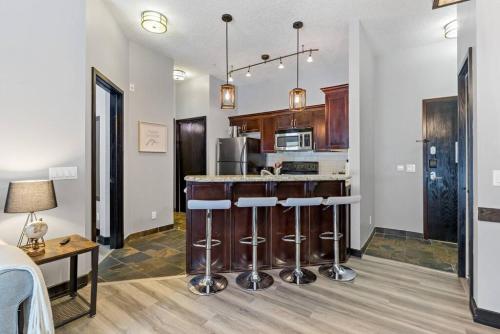 Nature's Nook by Instant Suites Pool & HotTub - image 3