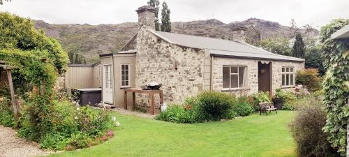 Historic Clyde cottage guest house - Accommodation - Clyde