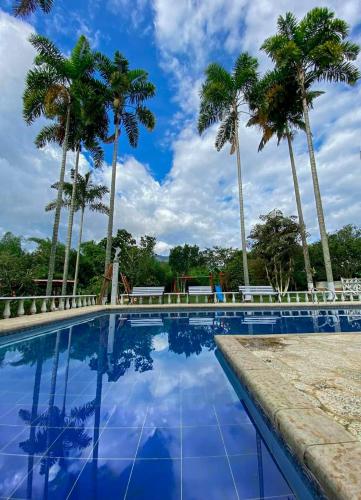 مسبح, Room with 1 double bed and 2 single beds in Risaralda