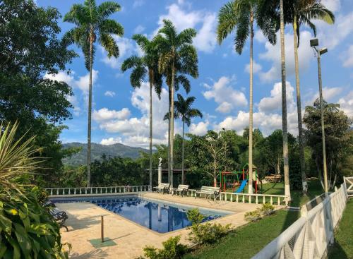 حديقة, Room with 1 double bed and 2 single beds in Risaralda