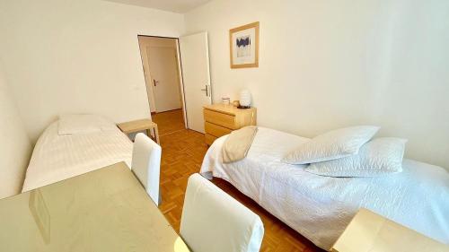 Close to the lake and very spacious 3 bedroom - image 3