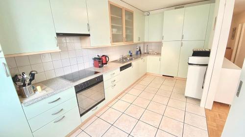 Close to the lake and very spacious 3 bedroom - image 13