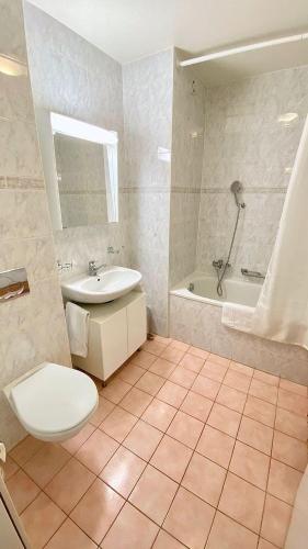 Close to the lake and very spacious 3 bedroom - image 12