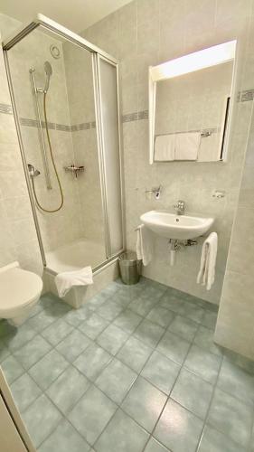 Close to the lake and very spacious 3 bedroom - image 11