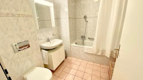 Close to the lake and very spacious 3 bedroom - image 5