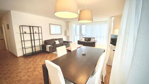 Close to the lake and very spacious 3 bedroom - image 2