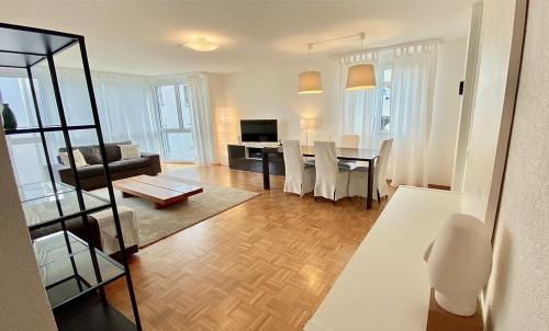 Close to the lake and very spacious 3 bedroom - image 9