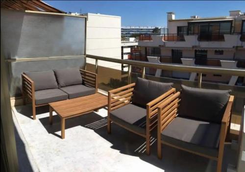 Balcony/terrace, Tres beau studio avec terrasse, situe a 100m des plages de Juans les pins in Antibes