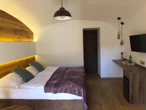 3 twin beds