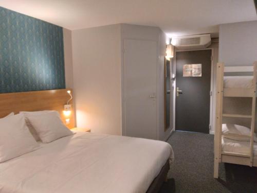 1 queen bed, 3 twin beds