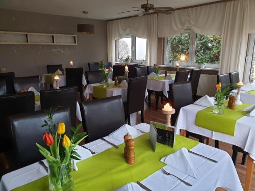 餐廳, Hotel Zur Fichtenbreite -Garni- in 科斯維格/安哈爾特