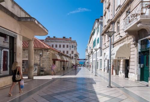 Evala luxury rooms with pool and garden - image 4