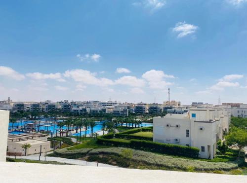 Amwaj Chalet with Roof Lake and Sea View