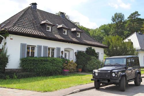 B&B Solingen - Exklusive Villa am Wald mit Garten, Waldzugang und Sauna - Bed and Breakfast Solingen