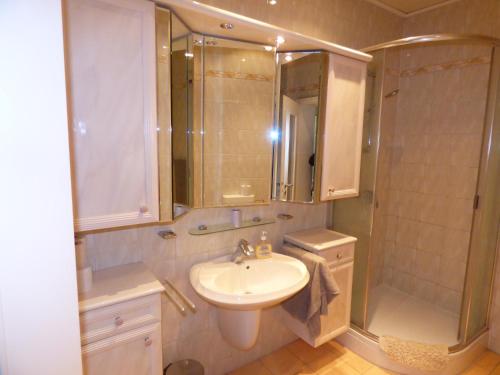 ห้องน้ำ, Gästehaus-City (Gastehaus-City) in เฮล์มชเต็ดท์