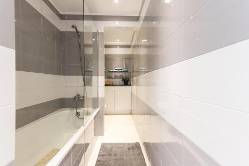 ห้องน้ำ, Lisbon Flower 360º - Your Lovely Flat with Pool and Parking in ลูมิยาร์