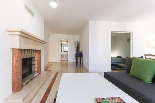 Lisbon Flower 360º - Your Lovely Flat with Pool and Parking in ลูมิยาร์