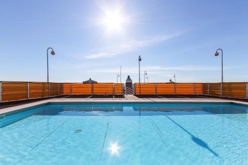 สระว่ายน้ำ, Lisbon Flower 360º - Your Lovely Flat with Pool and Parking in ลูมิยาร์
