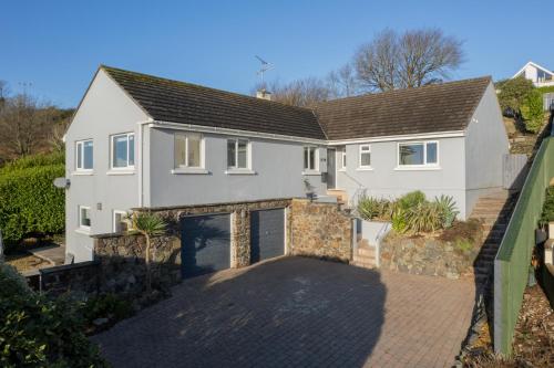 Strawberry Gardens - Large Cottage, Coastal Views, Pet Friendly gîte à louer Penally