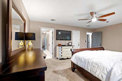 Mountain Creek Getaway 6BR farmhouse retreat 4000sf near downtown,10 beds in Taylors, USA