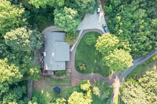 Mountain Creek Getaway 6BR farmhouse retreat 4000sf near downtown,10 beds in Taylors, USA