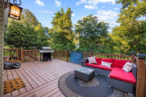 Mountain Creek Getaway 6BR farmhouse retreat 4000sf near downtown,10 beds in Taylors, USA