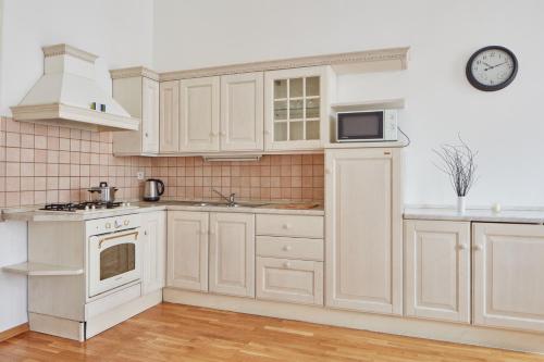 Prague Days - One-bedroom Apartment with Balcony and Elevated Chill Zone in Old Town - image 4