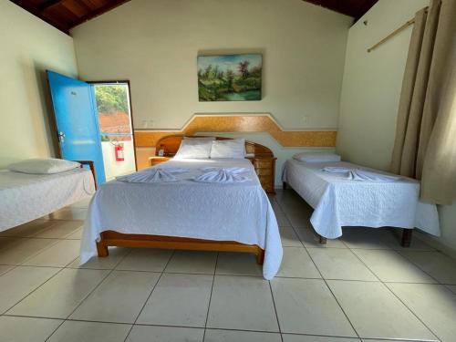1 double bed, 2 twin beds