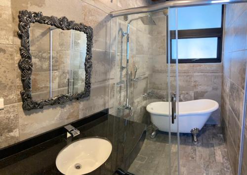 Bondi Homestay near Yanzihkou Trail (Swallow Grotto)