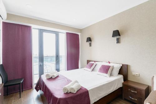 1 queen bed, 1 sofa bed