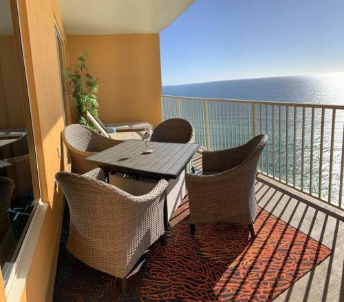 RENOVATED GULF FRONT-FREE GOLF-HOT TUB-POOLSIDE CAFE-Sleeps 8 Unit 2304