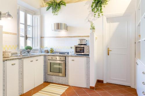 Casa Santa Zita A Toproof Penthouse Apartment with Elevator and Private Garden Inside the Walls - image 2