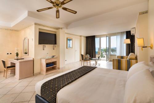 Suite with Balcony and Sea View