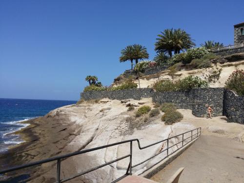 Casa Playa del Duque 2 in 1st sea line directly at the beach, heated pool, Wifi