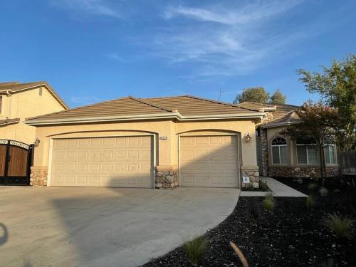Beach Theme 4BR, 3BA, King/Queen Suites, Large Living/Backyard Area
