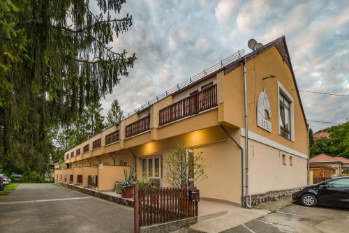 Lipicai  és Étterem, Pension in Szilvásvárad bei Ómassa