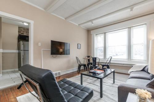 Spacious CWE 3BR near BJC by Zencity - image 7