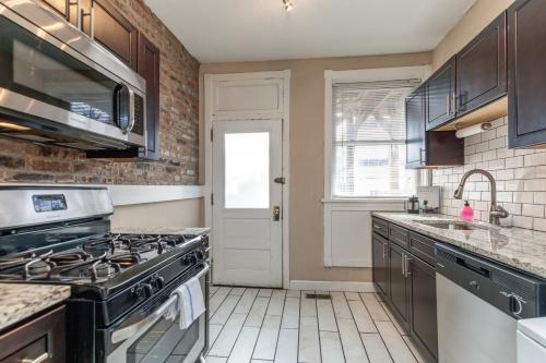 Spacious CWE 3BR near BJC by Zencity - image 10