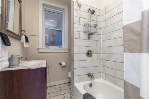 Spacious CWE 3BR near BJC by Zencity - image 12